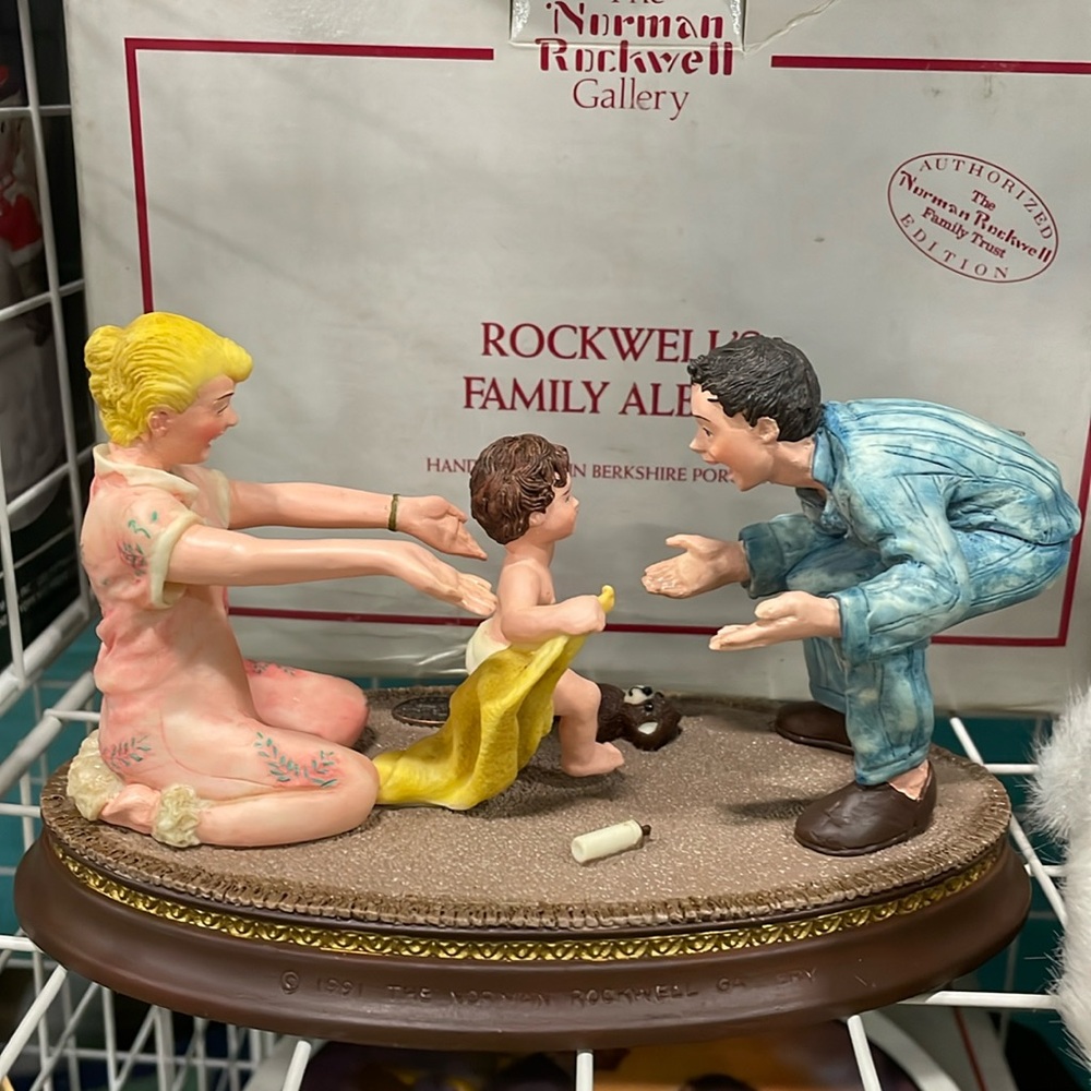 Norman Rockwell Baby’s First Steps Family Album Figurine
